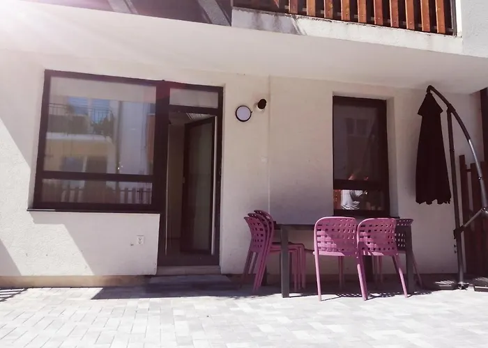 Apartament cu 2 dormitoare, loc de luat masa interior și exterior, loc de parcare gratuit